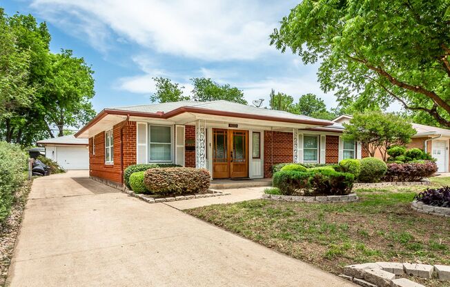 Cozy 3-Bed, 2-Bath house near Lochwood