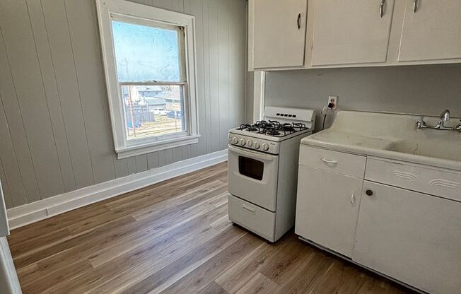 3 Bedroom, 1 bath apartment in convenient location