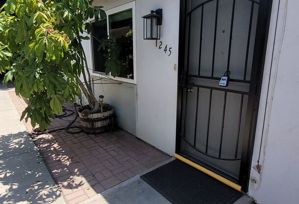 Renovated 2 Bed / 1 Bath