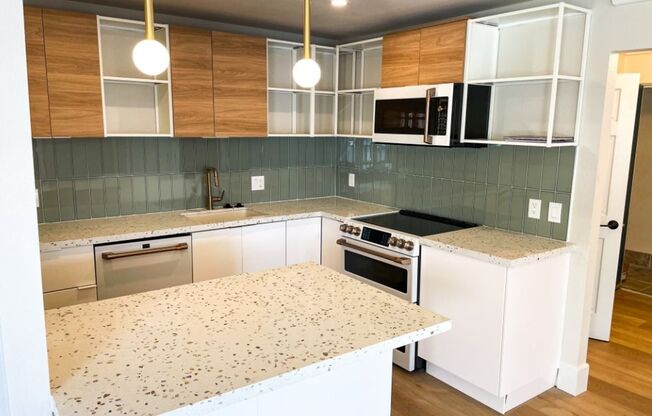 Mission Blvd- Beach Living- Lovely Water Views!