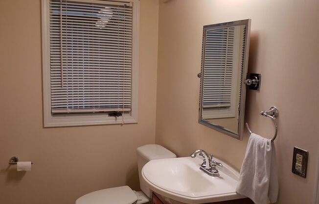 Adorable 2 Bedroom 1 Bath Home near Southern Parkway