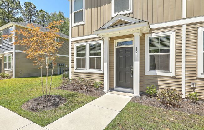 Townhome centrally located in downtown Summerville!