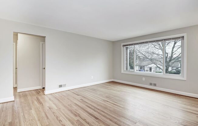 3 Bed 2.5 Bathroom - Chevy Chase Rancher - Freshly Painted and New Appliances