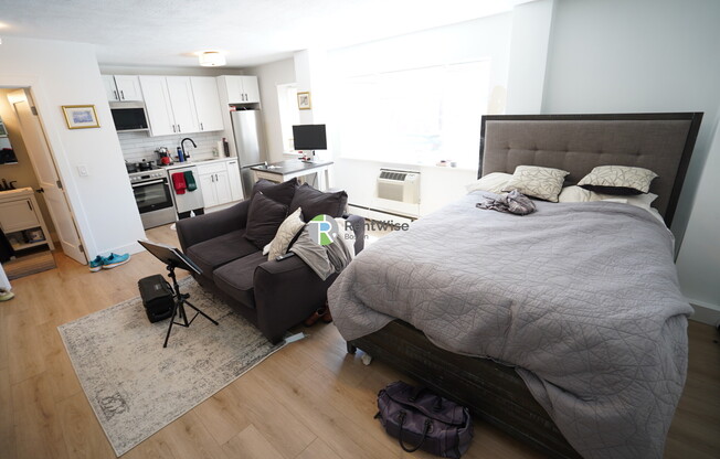 740 E 7 ST 