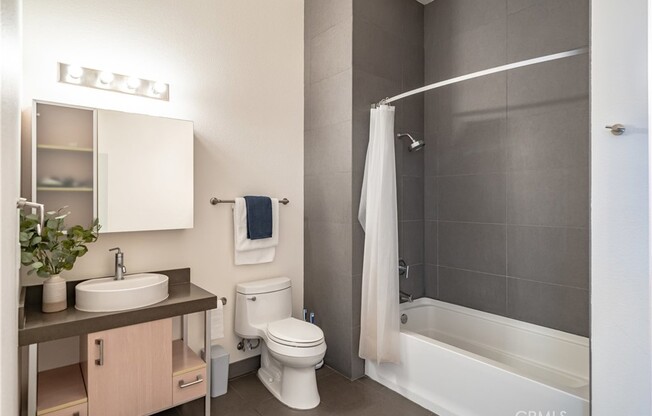 3 beds, 2 baths, 1,610 sqft, $8,000, Unit 612