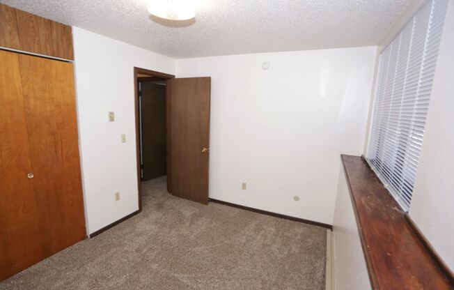 2 beds, 1 bath, $840, Unit 2400-5