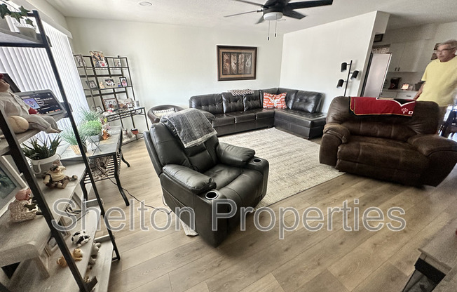 10806 W CAMELOT CIR