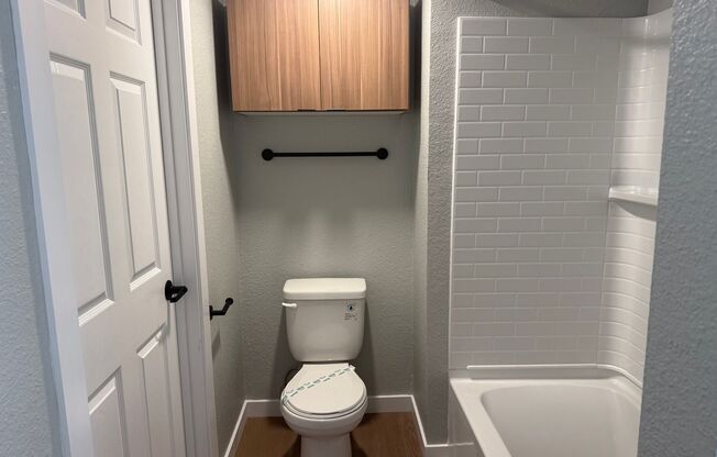 2 beds, 1 bath, 821 sqft, $2,820, Unit F006