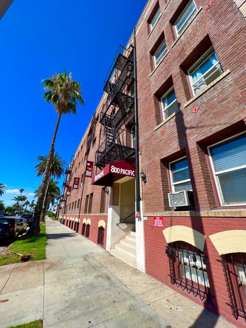 Charming Downtown Long Beach 1 Bedroom Condo