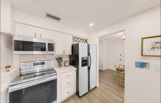 Great Property with Pool in Desirable Flamingo Estates!