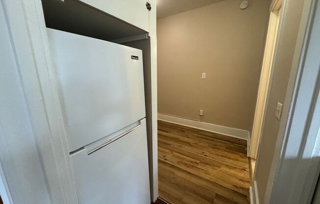 Studio, 1 bath, 350 sqft, $875, Unit 1625-206 East Ave