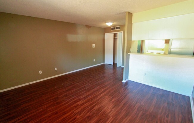 Charming 1-Bedroom, 1-Bath 4-Plex Unit Near Westgate & 290