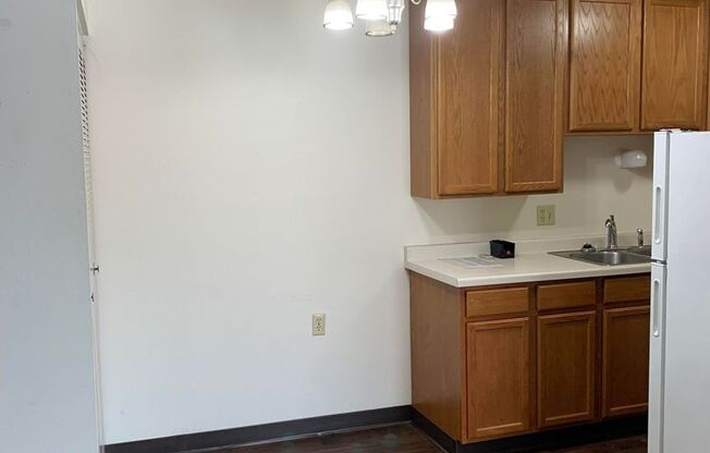 2 beds, 1 bath, $825, Unit 1502-23