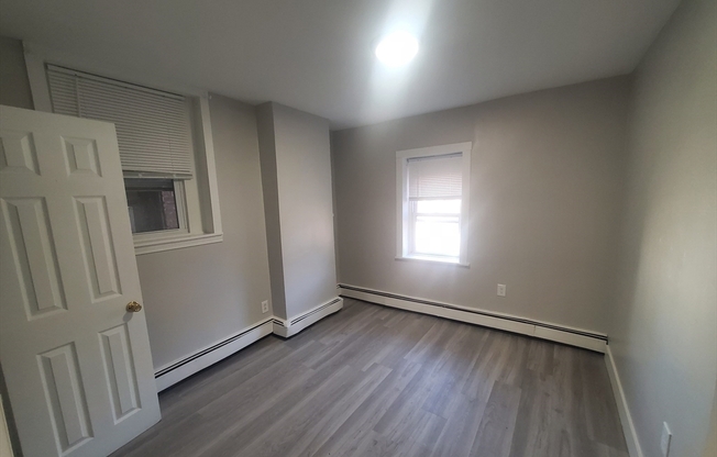 5 beds, 1 bath, 1,300 sqft, $4,000, Unit 2