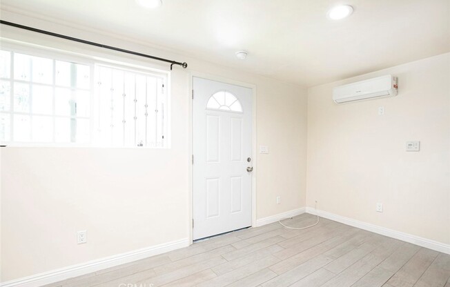 Studio, 1 bath, 400 sqft, $1,900