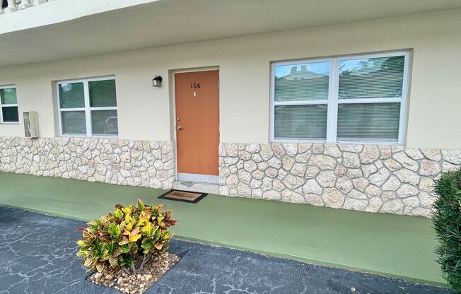 Fully Furnished Turn Key 2 BR 2 BA inc Utilities Heart of Downtown Vero! 55+ Community