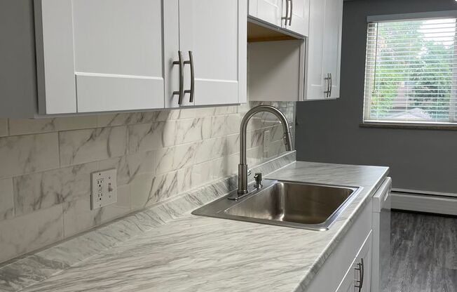 Large Spacious 1 & 2 Bedroom Apartments - Move in Special
