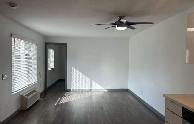 2 beds, 1 bath, 850 sqft, $2,755, Unit B165