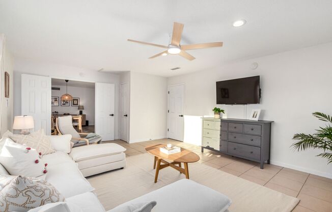 Beautifully Renovated 4-Bed Oasis with Pool Near ASU!
