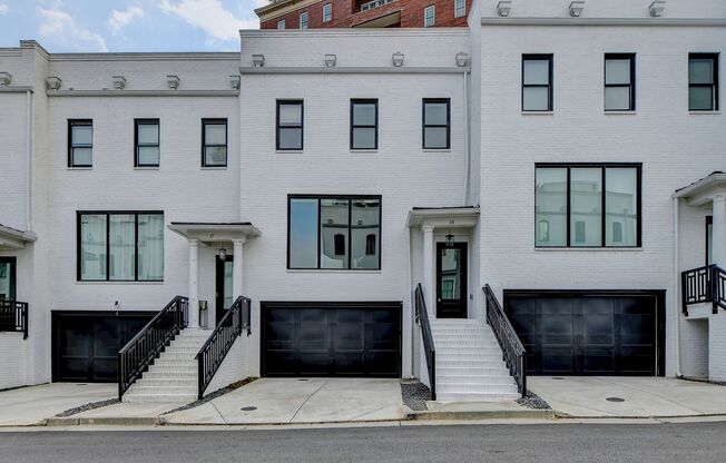 Perfectly Located, Luxury Townhome, 3 Bedroom/3.5 Bath! Heart of Buckhead!