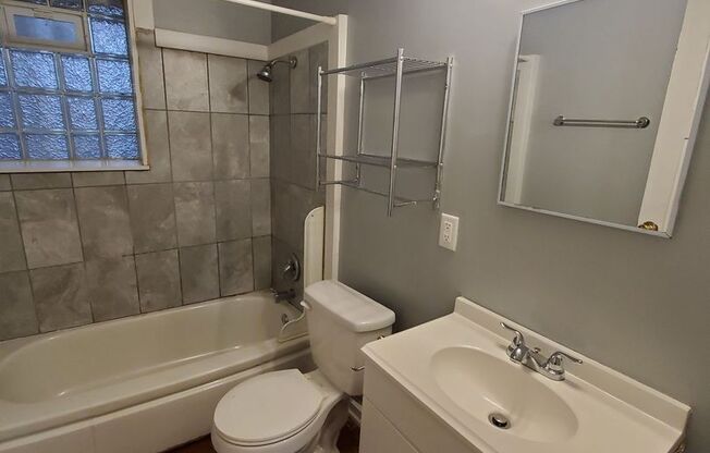 2 beds, 1 bath, $845, Unit 1