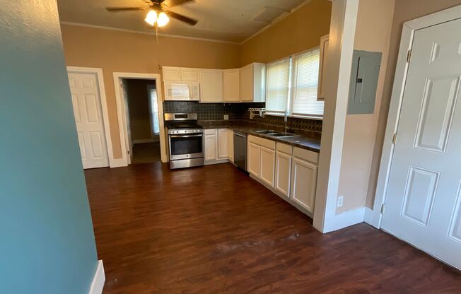 3 beds, 2 baths, $1,300