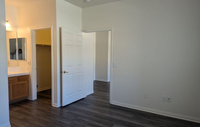 2 beds, 2 baths, $1,400, Unit B