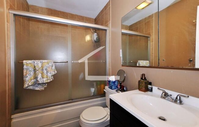 Gorgeous three bedroom, private entrance, Large bedrooms