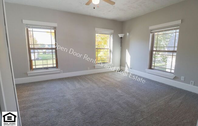 1 bed, 1 bath, 696 sqft, $750, Unit 460 1/2 S Elm st