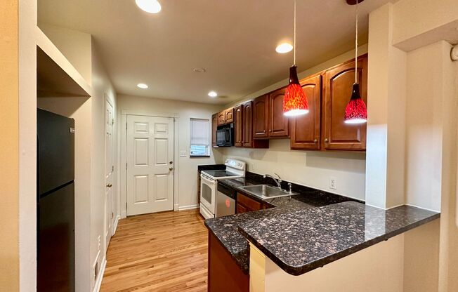 Charming 2 Bedroom/1.5 Bathroom Townhome in Washington Village-Pigtown!