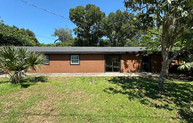 GORGEOUS! 5 Bedroom, 3 Bathroom Home in Deland!