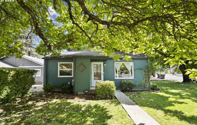3Bd/1Ba Mid Century Home In Canby~ A/C, 2 Additional Storage, and Spacious Yard!!!