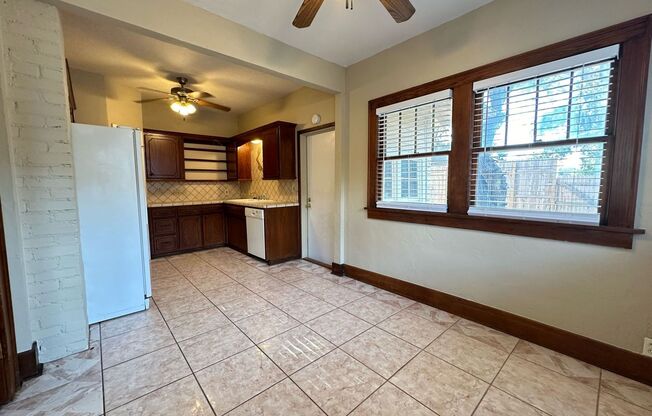 2 beds, 1 bath, $1,295