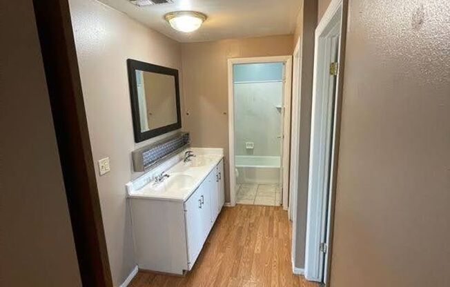 3 beds, 1 bath, 1,000 sqft, $1,295, Unit Unit 6