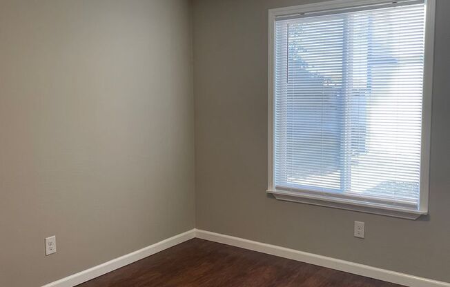 2 beds, 1 bath, 907 sqft, $1,400, Unit 1889B