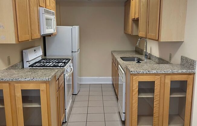 2 beds, 1 bath, 775 sqft, $1,350, Unit 215