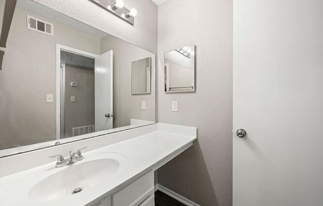 1 bed, 1 bath, 750 sqft, $956, Unit B26