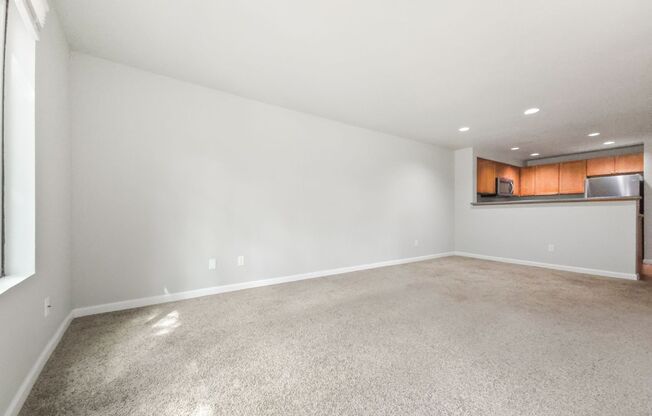Updated 2BR Condo with Pool, Clubhouse & Patio Storage in Kent
