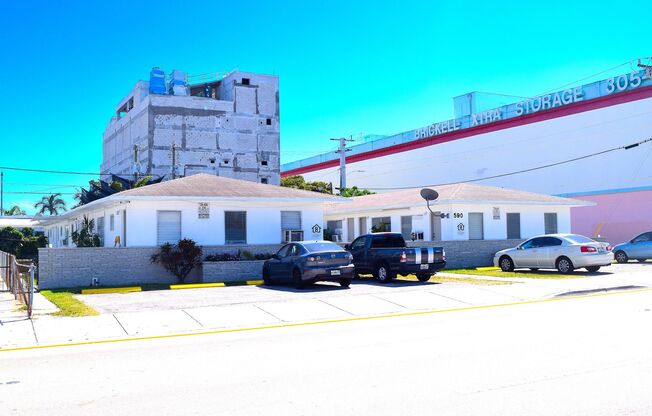 Studio - Centrally located- Walking distance to Brickell!