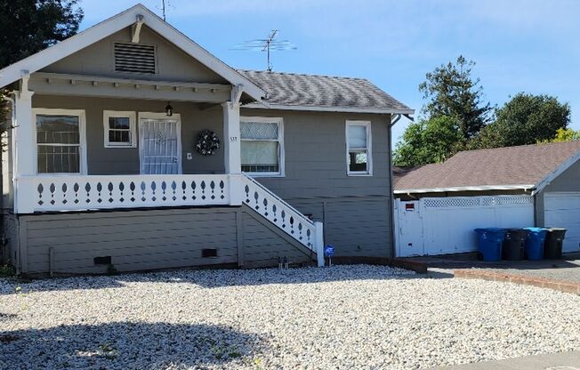 Large Sunny 4 Bedroom 3 Bath Country Style Home in Vallejo!