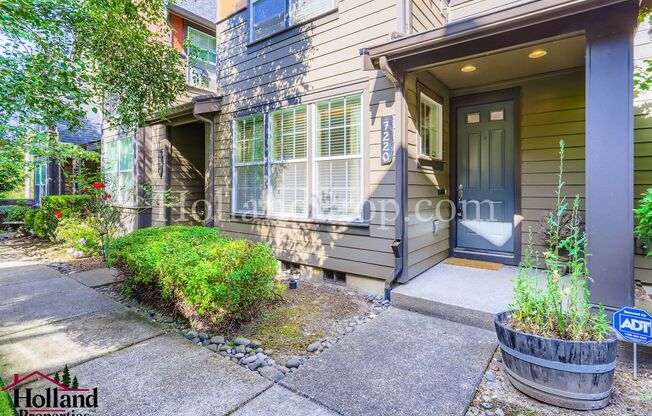 Modern 3-Bedroom Home in Hillsboro with Desirable Amenities