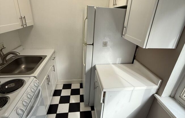 Studio, 1 bath, 400 sqft, $925, Unit #320
