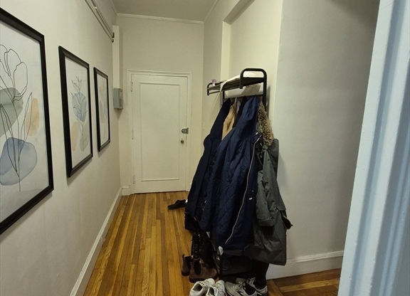 2 beds, 1 bath, 916 sqft, $4,000, Unit 27