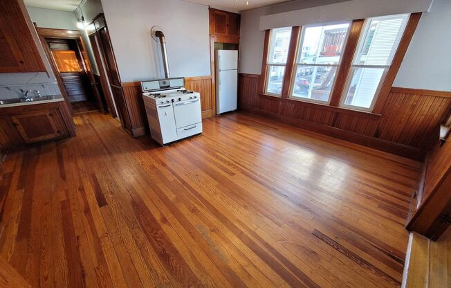 $1375 - 1 Bed / 1 Bath Apartment in West Manchester's Rimmon Heights with Beautiful Traditional Woodwork