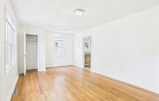 Quaint 3 Bedroom, 1 Bathroom Home in Northside Available May23rd!