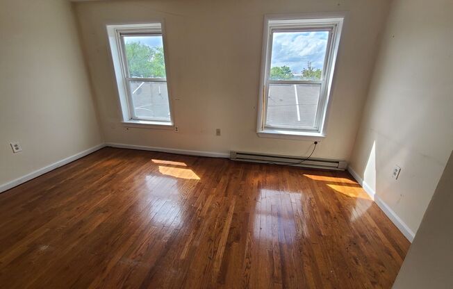 HUGE 3 BED 2 bath NEAR TEMPLE UNIVERSITY SEPTEMBER 10