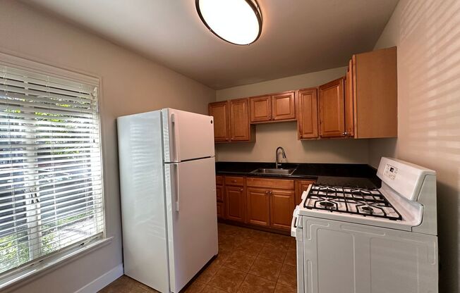 2 beds, 1 bath, $1,695, Unit 01A