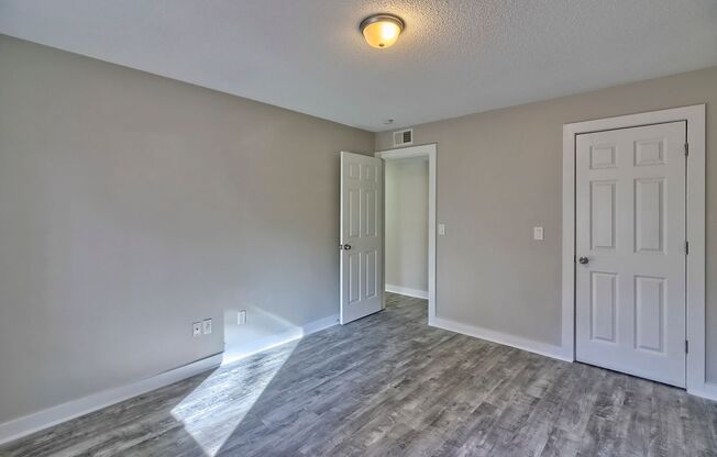 2 beds, 1 bath, $1,250, Unit 8