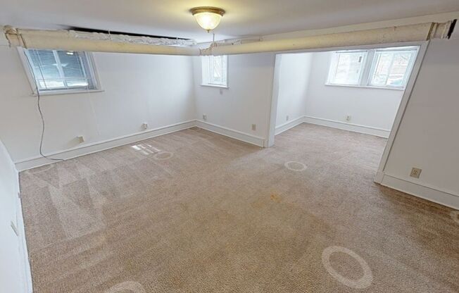 1902 E Linnwood - Huge Apartments 1 Block from UWM