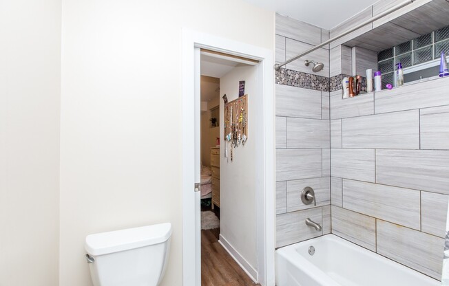 HUGE 4bed/2bath Condo Quality GARDEN unit in Wicker Park! Central Air! In-Unit Laundry!